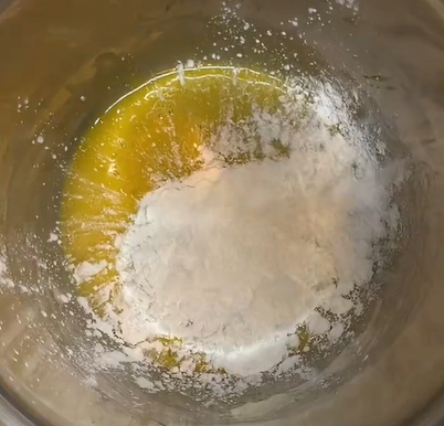 Setelah itu, masukan 1 butih telur (putih dan kuning) lalu masukan tepung maizena. Kocok kembali sampai rata.