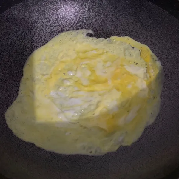 Goreng telur tipis.