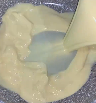 Masak adonan custard di panci panas.