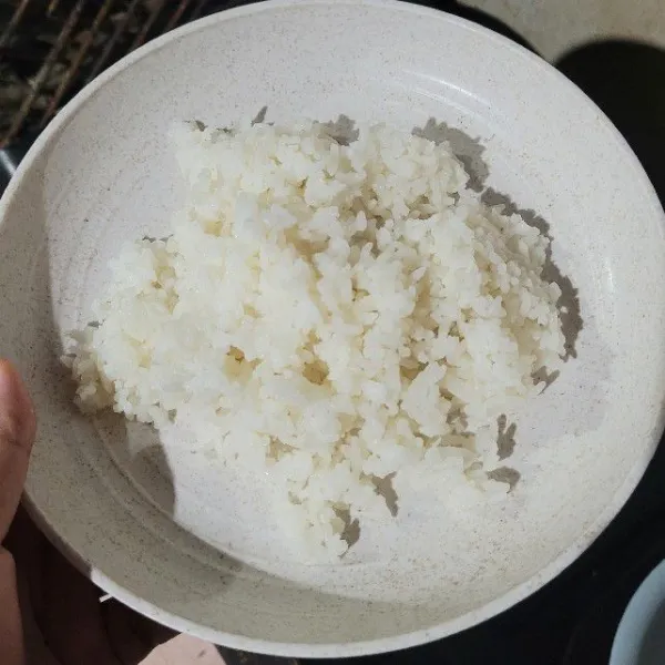 Siapkan nasi hangat dan telur pontianak yang telah matang dapat diberikan di atas nasi hangat dan siap untuk dinikmati.