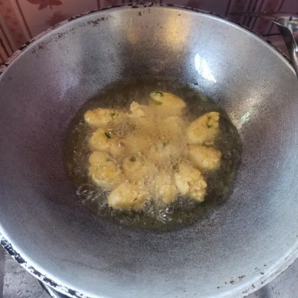 Ambil satu sendok teh adonan tahu kemudian masukkan ke dalam minyak yang sudah dipanaskan, goreng hingga matang.