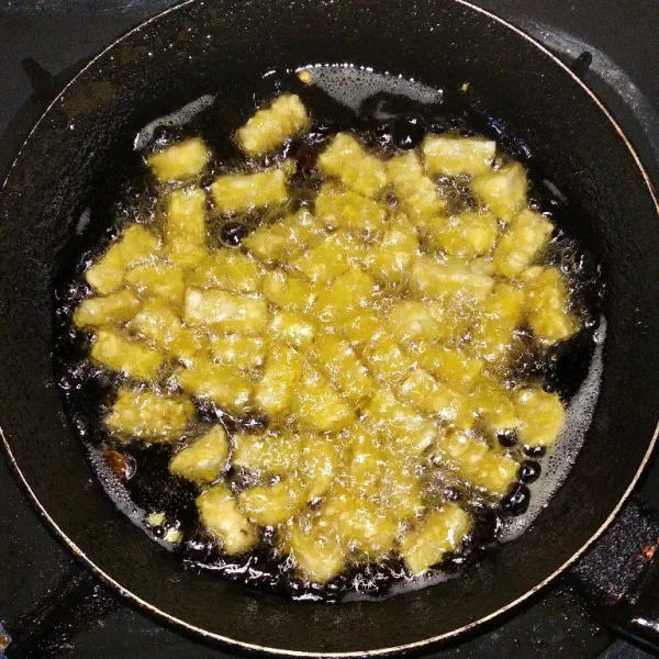 Goreng tempe hingga matang, sisihkan.