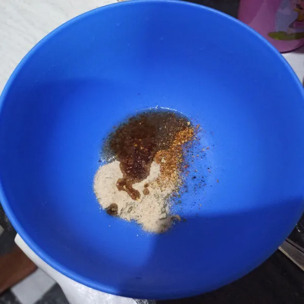 Tuang bumbu mie ke mangkuk.