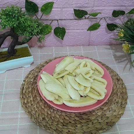 Potong potong pisang menjadi 4 bagian