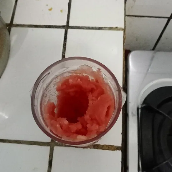 Blender buah semangka beku tanpa tambahan air hingga halus