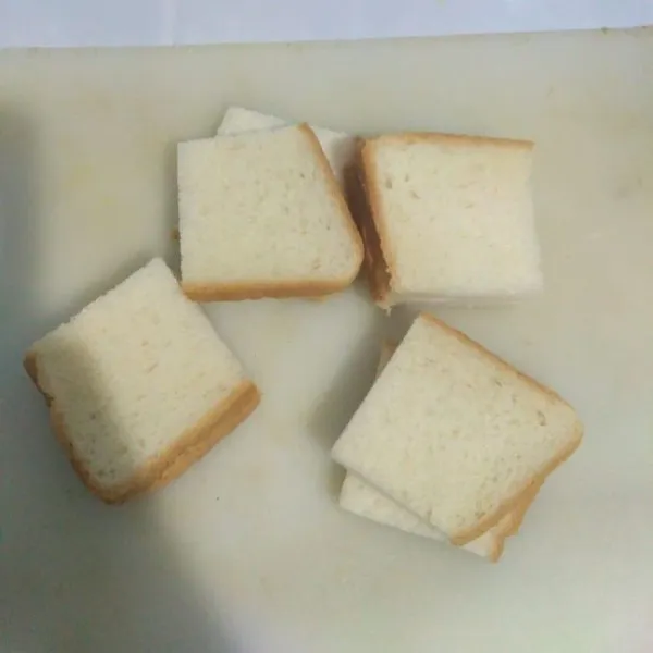 Potong roti tawar menjadi empat bagian.