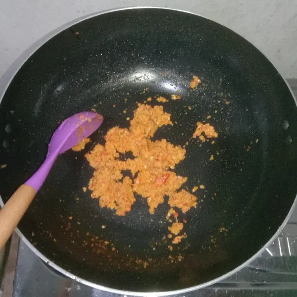 Tumis bumbu sampai harum