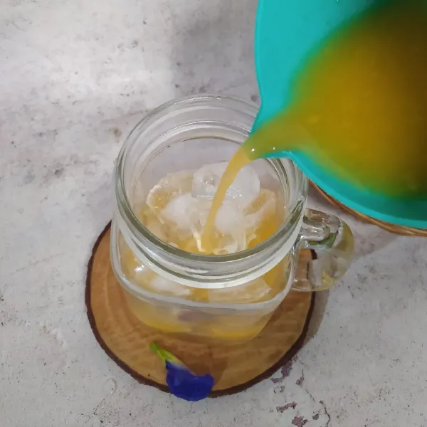 Tuang air perasan jeruk.