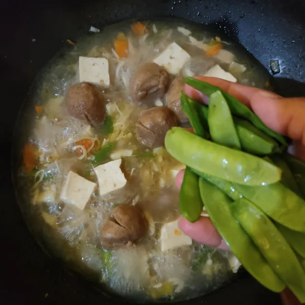 Masukkan kapri, aduk rata. Masak hingga mendidih kembali, matikan api.