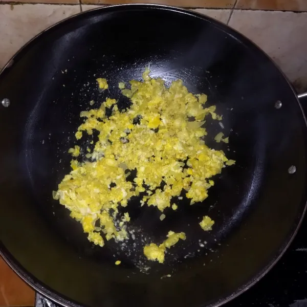 Panaskan margarin kemudian masukkan bumbu cincang, tumis sampai harum. Masukkan telur, orak arik.
