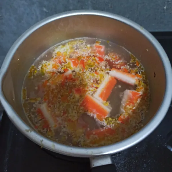 Masukkan crab stick, rebus sebentar lalu tiriskan.