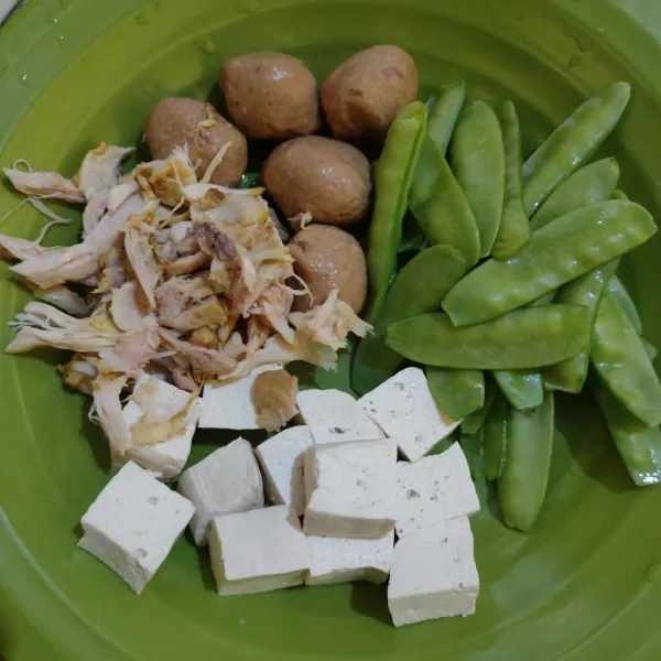 Siapkan bakso, tahu putih dan ayam suwir.