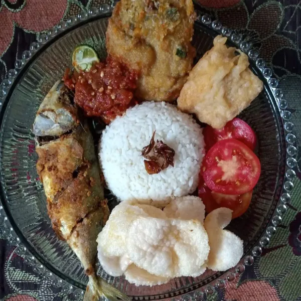 Akhirnya ikan kembung sudah matang dan sambal mentah terasi pun sudah siyap..Biar jadi rame bisa ditambah dengan tahu tempe,lalapan dan krupuk....Selamat mencoba semoga berkenan🥰🙏🏻