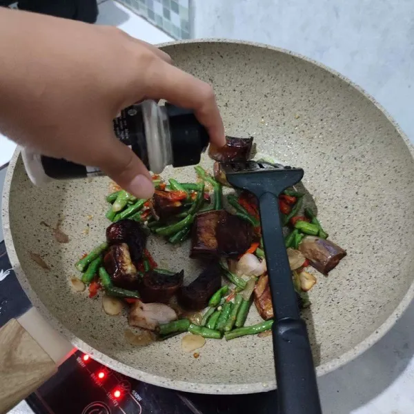 Tambahkan merica dan garam, aduk rata.