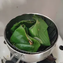 Lipat daun pisang, kemudian kukus selama 20 menit. Sajikan.