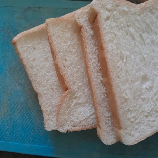 Sipkan 4 lembar roti tawar.