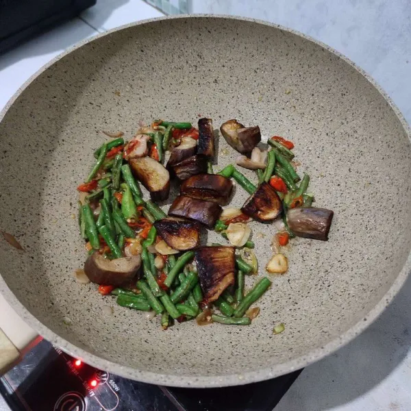Masukkan terong yang sudah digoreng.