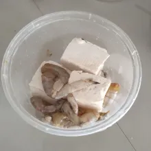 Siapkan tahu dan udang.