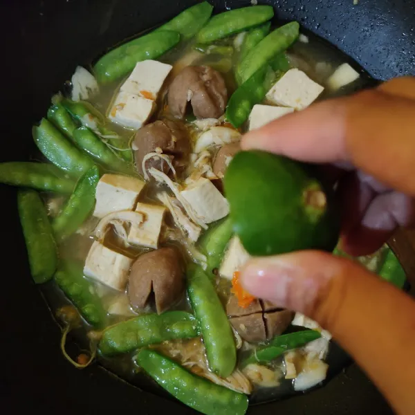 Masukkan bawang goreng dan perasan jeruk nipis, aduk rasa, sajikan.