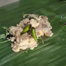 Siapkan daun pisang yang sudah dijemur, beri tahu dan cabe rawit.