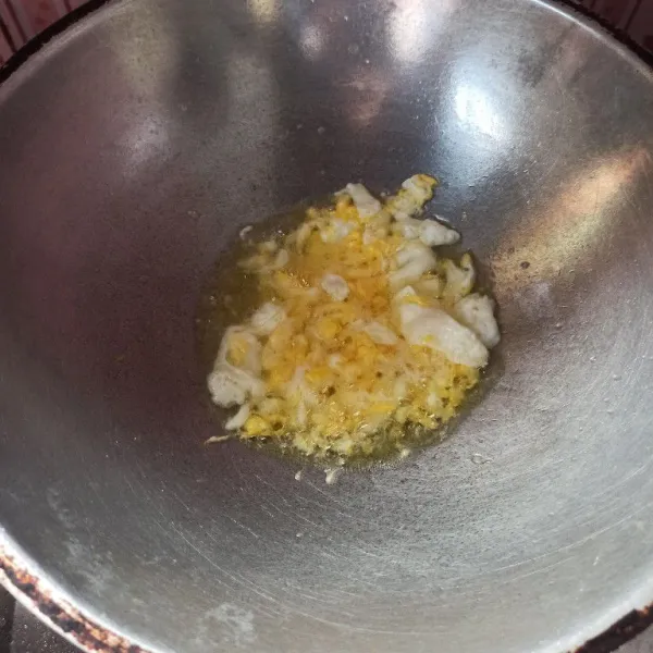 Panaskan minyak goreng secukupnya kemudian masukkan telur, goreng orak-arik. Angkat dan sisihkan.