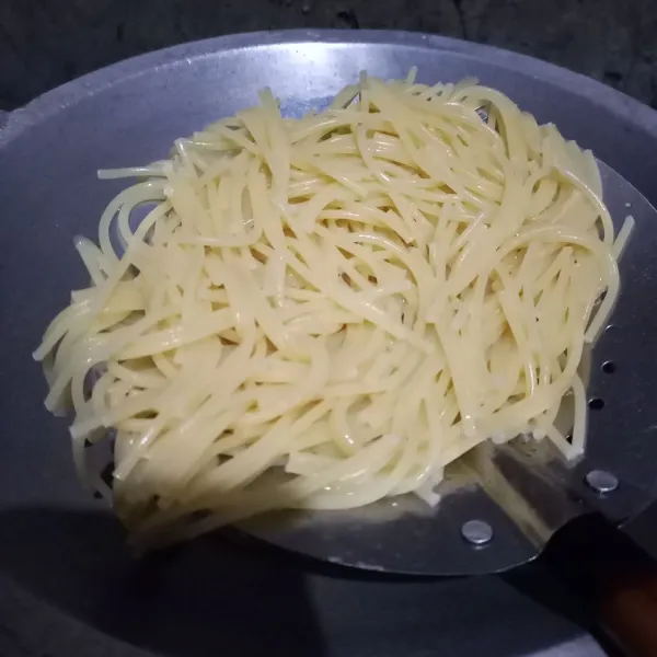 Rebus spaghetti selama 10 menit, angkat dan tiriskan.