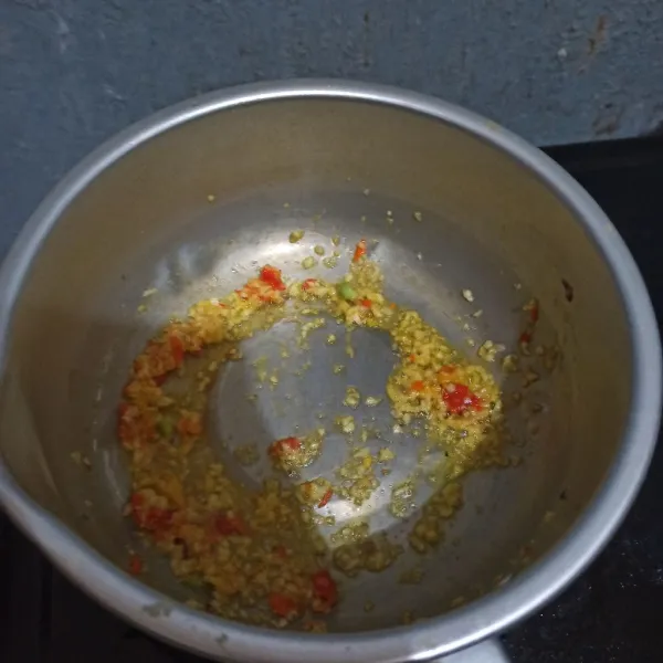 Cincang halus cabe rawit dan bawang putih, kemudian tumis dengan margarin di panci.