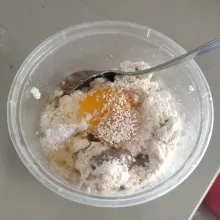 Lumatkan tahu, kemudian tambahkan telur dan bumbui dengan kaldu jamur.