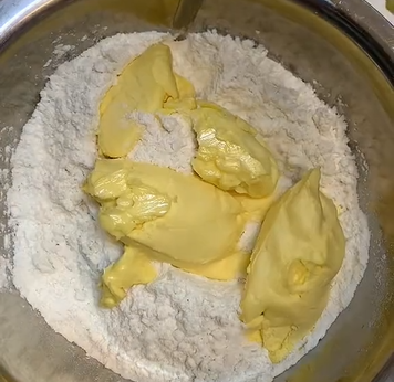 Campur tepung terigu, margarin dingin, dan gula halus. Ulen hingga rata.