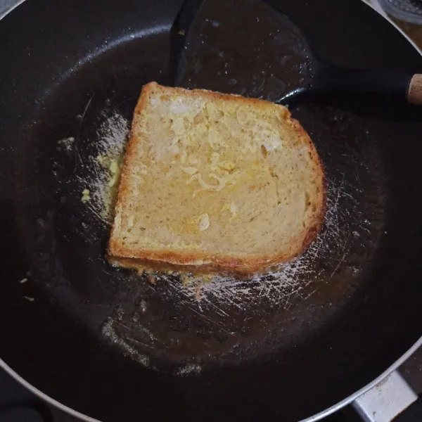 Panggang roti dengan sisa margarin.