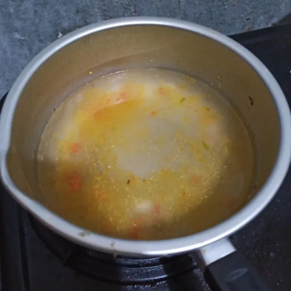 Masukkan air, tunggu mendidih.
