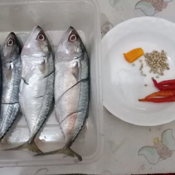 Pertama2 si-Ikan kembung dibersihkan dan disayat terlebih dahulu...Siapkan bumbu ulek halus untuk membumbui ikan yaitu:Kunyit 1 ruas jari,ketumbar 1 sdt,garam 1 sdm peres dan lombok(Lombok sesuai selera saja😊)