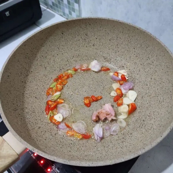 Tumis bawang merah, bawang putih serta cabe rawit hingga harum.