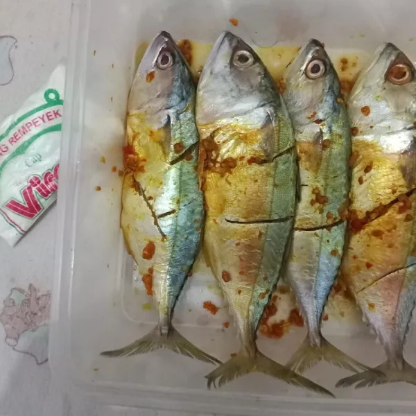 Setelah sekitar setengah jam ,persiapan menggoreng ikan (kalo saya biasanya sebelum digoreng ikannya saya beri pelapis menggunakan tepung rempeyek agar nanti hasil ikan nya jadi lebih kriuk garing enak)