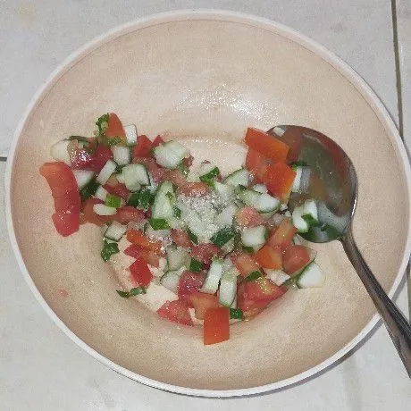 Potong timun dan tomat dan buang bagian biji. Campurkan dengan daun parsley, garam, gula, dan perasan lemon. Aduk hingga tercampur rata.