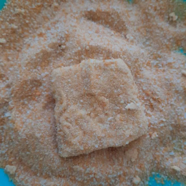 Gulingkan ke tepung panir.