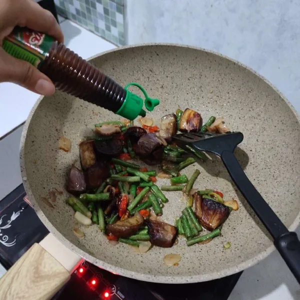 Kemudian masukkan kecap manis dan saos tiram, aduk rata.