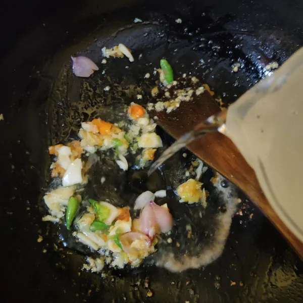 Masukkan air, kaldu bubuk, lada bubuk dan gula pasir. Masak hingga mendidih, tes rasa.