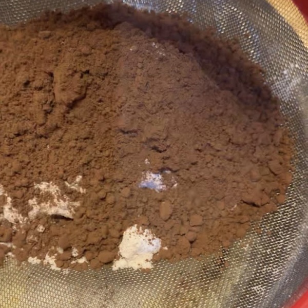 Setelah telur dan susu sudah tercampur rata, masukkan vanilla extract, tepung terigu, cocoa powder, dan baking powder. Mixer sampai bahan tercampur.