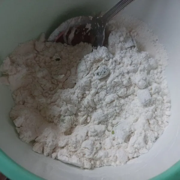 Campur tepung terigu, garam, kaldu bubuk, lada bubuk, bawang putih dan daun bawang, aduk rata.