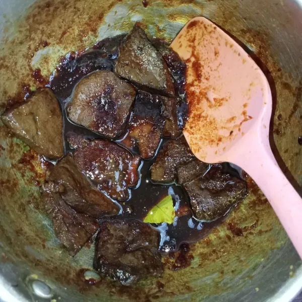 Masak hingga bumbu mengental, matikan api. Sajikan.