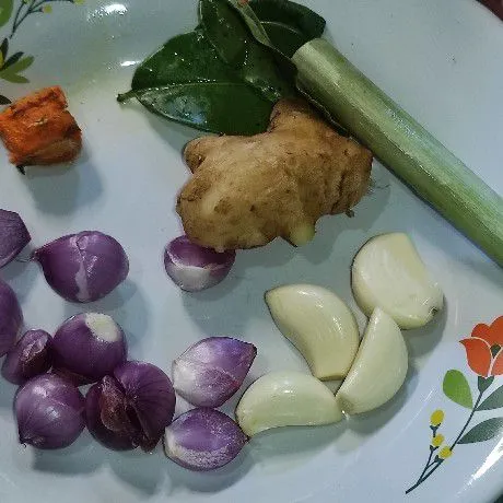 Cuci bersih bawang merah, bawang putih, daun jeruk, serai, jahe, dan kunyit.