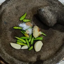 Haluskan bawang putih, kencur, cabe rawit, garam, kaldu bubuk, dan gula pasir.