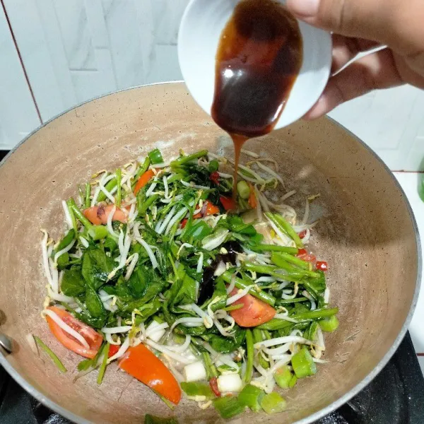Masukan saus teriyaki garam dan air.