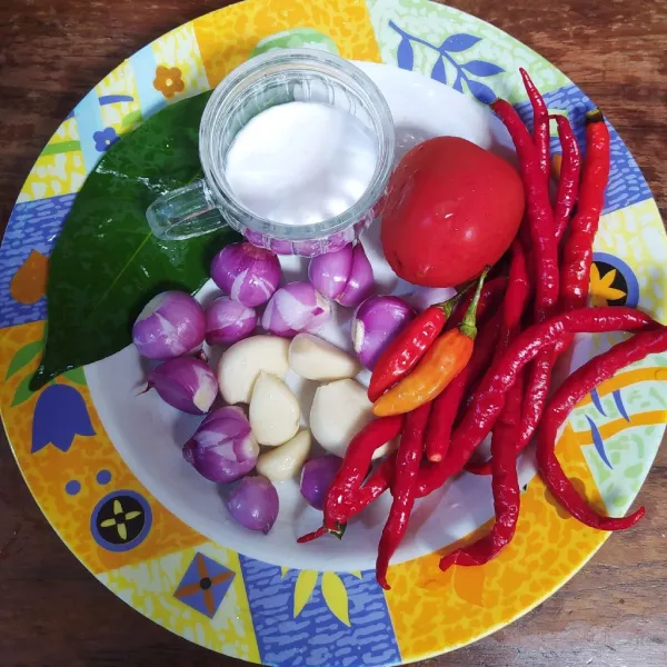 Siapkan bumbu, potong-potong lalu goreng sampai layu.