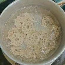 Didirikan air, tambahkan minyak, lalu masukkan kerupuk, rebus hingga empuk, angkat dan tiriskan.