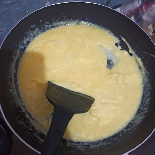 Panaskan butter, masukkan kocokan telur, aduk- aduk.
