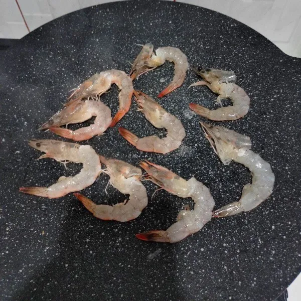 Panaskan wajan anti lengket. Bakar udang hingga matang