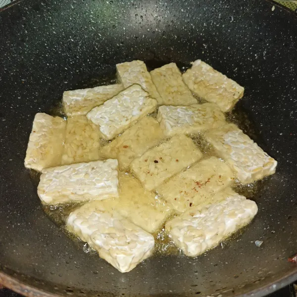 Potong-potong tempe sesuai selera, lalu goreng sampai matang, angkat dan sisihkan.