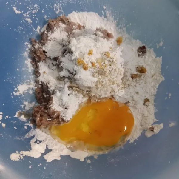 Tambahkan tepung tapioka, garam, lada bubuk dan kaldu bubuk serta telur.
